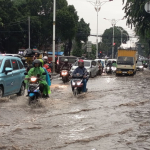 banjir Jakarta akibat hujan deras merendam permukiman warga