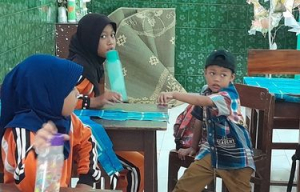 Siswi SD Kulon Progo Bawa Adik ke Sekolah
