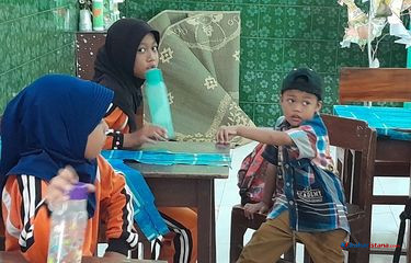 Siswi SD Kulon Progo Bawa Adik ke Sekolah