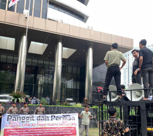 Formasi desak KPK RB dalam aksi demonstrasi di Gedung KPK