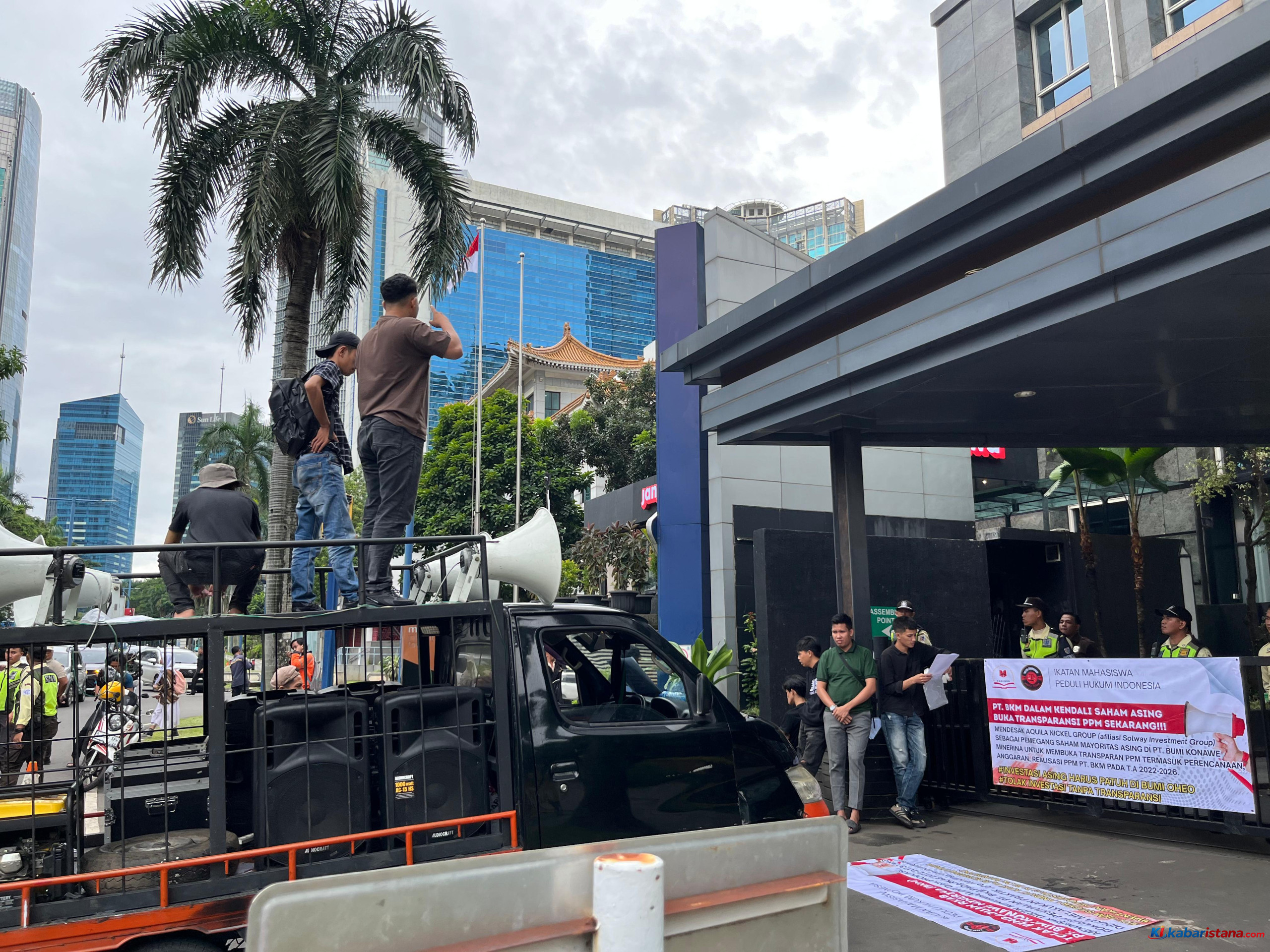aksi mahasiswa segel kantor Solway Investment Group Indonesia di Jakarta
