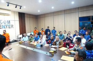 Tim Basarnas melakukan operasi SAR pesawat ATR