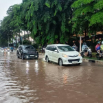 petugas memantau banjir Jalan Taman Mini