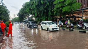 petugas memantau banjir Jalan Taman Mini