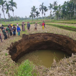 sinkhole Situjuah Batua di area persawahan Limapuluh Kota