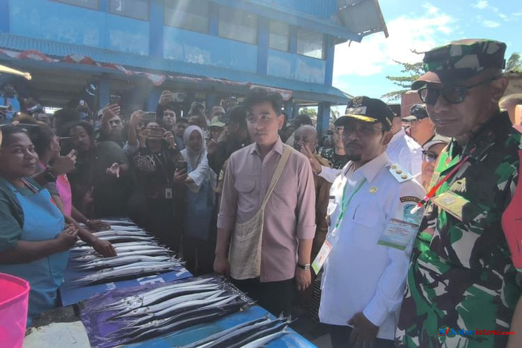 pedagang ikan Papua berjualan di Pasar Ikan Fandoi