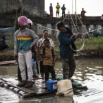 arga gunakan rakit akibat jembatan ambrol di Semarang"