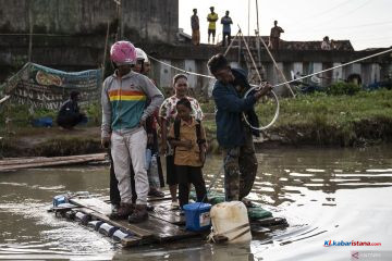 arga gunakan rakit akibat jembatan ambrol di Semarang"
