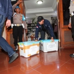 TPPU emas ilegal Nganjuk, penyidik Bareskrim membawa barang bukti emas