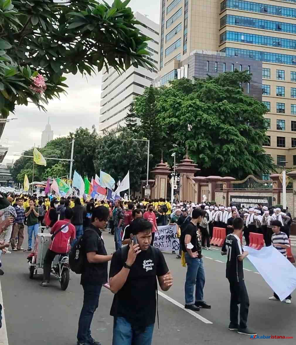 aksi BEM UI Mabes di depan Markas Besar Polri Jakarta
