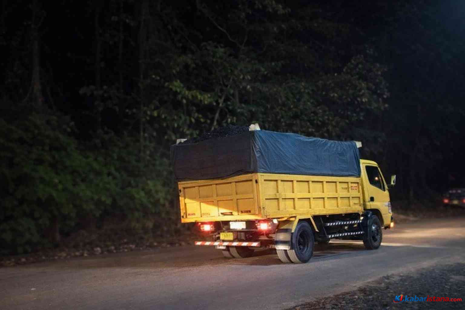 hauling batu bara di jalan umum Barito Utara Desa Sikui