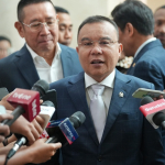 Sufmi Dasco Ahmad diwawancarai wartawan di kompleks parlemen Jakarta terkait RUU PPRT