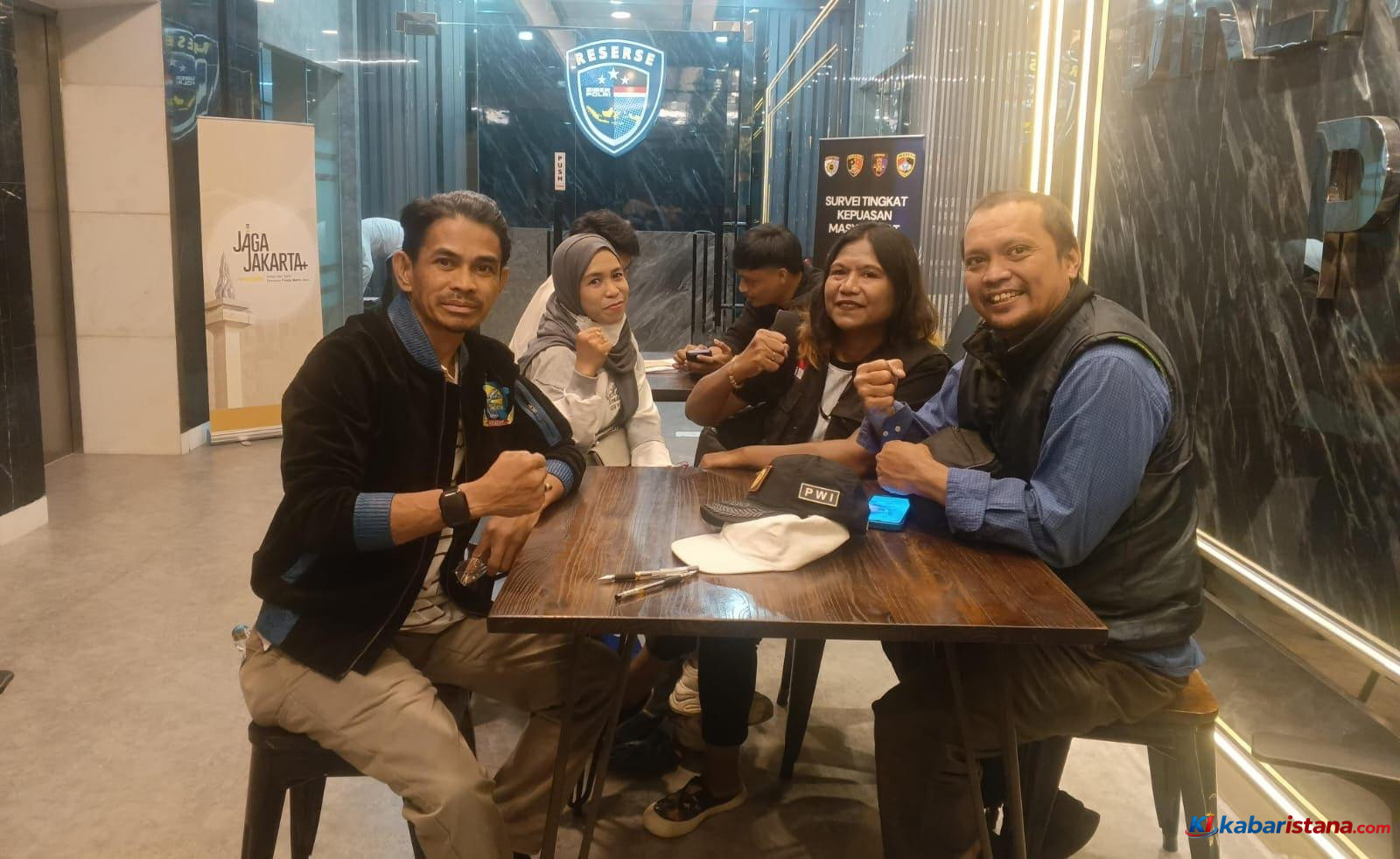 aktivis dan jurnalis usai mediasi di Polda Metro Jaya Jakarta