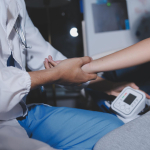 pemeriksaan tekanan darah oleh dokter terkait makanan penurun darah tinggi