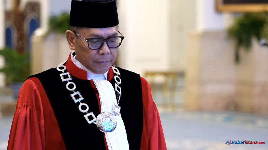 Adies Kadir Hakim MK saat pelantikan di Istana Negara Jakarta