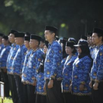 ASN mengikuti upacara bendera di kantor pemerintahan terkait kebijakan cuti bersama ASN 2026.