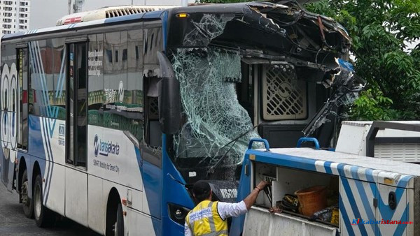 kecelakaan bus Transjakarta di Jakarta Selatan