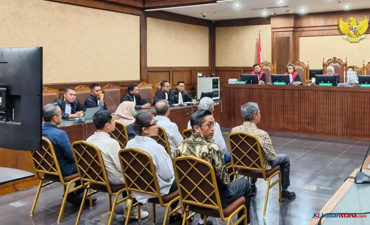Suhartono terdakwa kasus RPTKA Kemenaker mendengarkan keterangan saksi di sidang Tipikor Jakarta