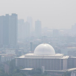 kualitas udara Jakarta tidak sehat terlihat dari lanskap kota tertutup polusi