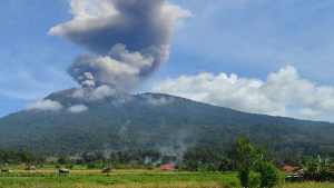 Gunung Marapi erupsi dengan semburan abu vulkanik tinggi