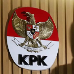 pengalihan penahanan Yaqut saat berjalan menuju ruang pemeriksaan KPK