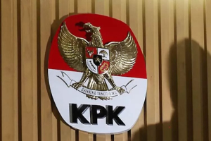 pengalihan penahanan Yaqut saat berjalan menuju ruang pemeriksaan KPK