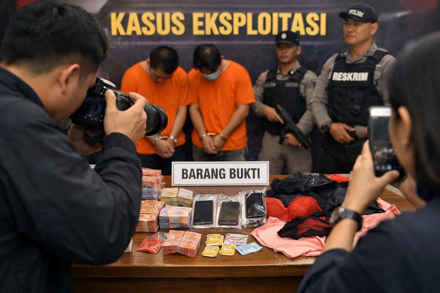 Ilustrasi wartawan memotret barang bukti kasus TPPO anak Kaltim dan pelaku eksploitasi