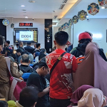 Pengunjung membeli emas batangan saat kenaikan emas Antam hari ini di Jakarta