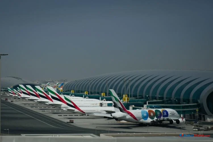 Krisis Penerbangan Timur Tengah di Bandara Internasional Dubai dengan pesawat terparkir akibat penutupan wilayah udara.