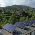 panel surya dinding bangunan pada gedung modern