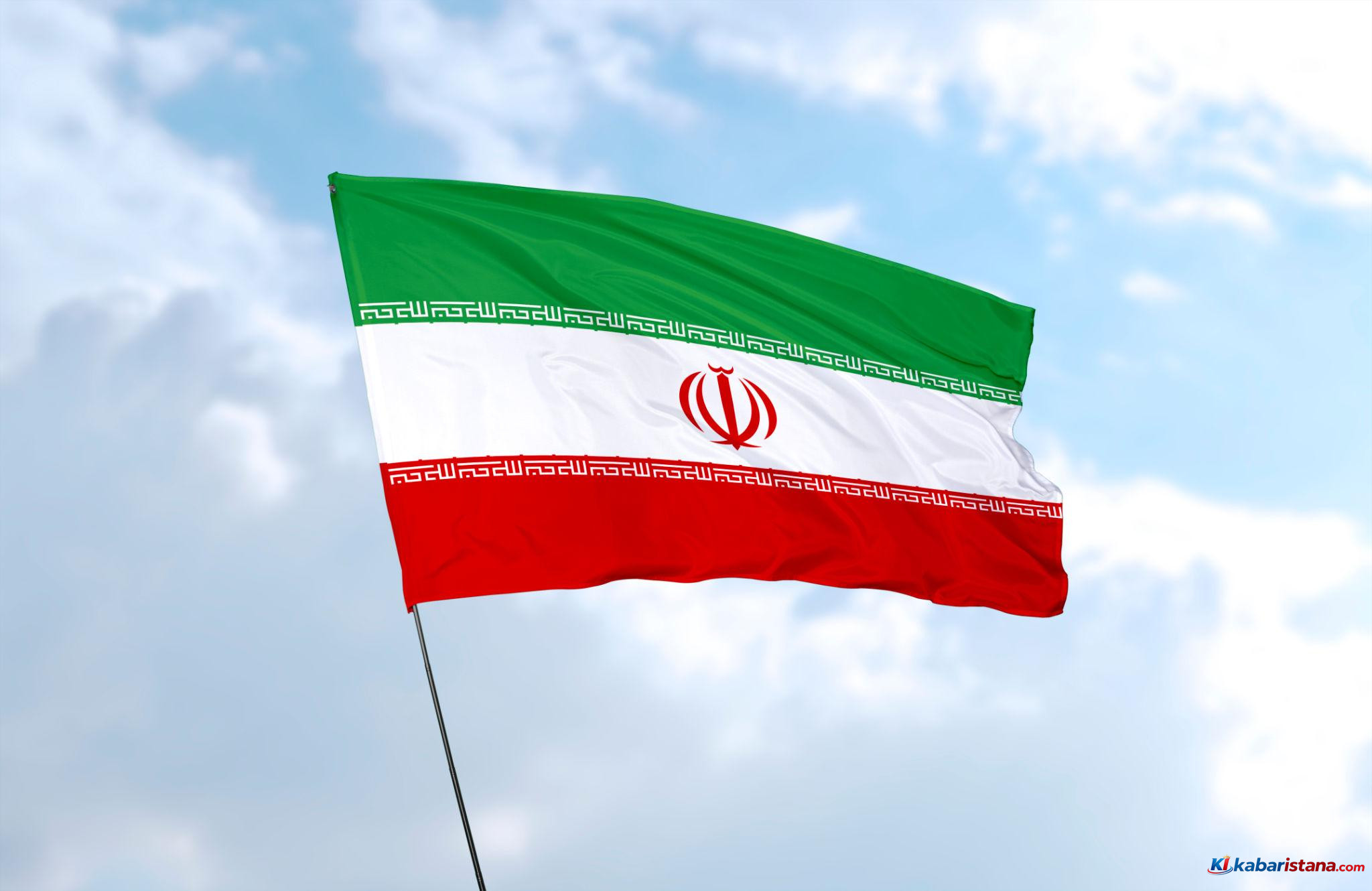 iran produksi rudal dengan bendera Iran berkibar di langit