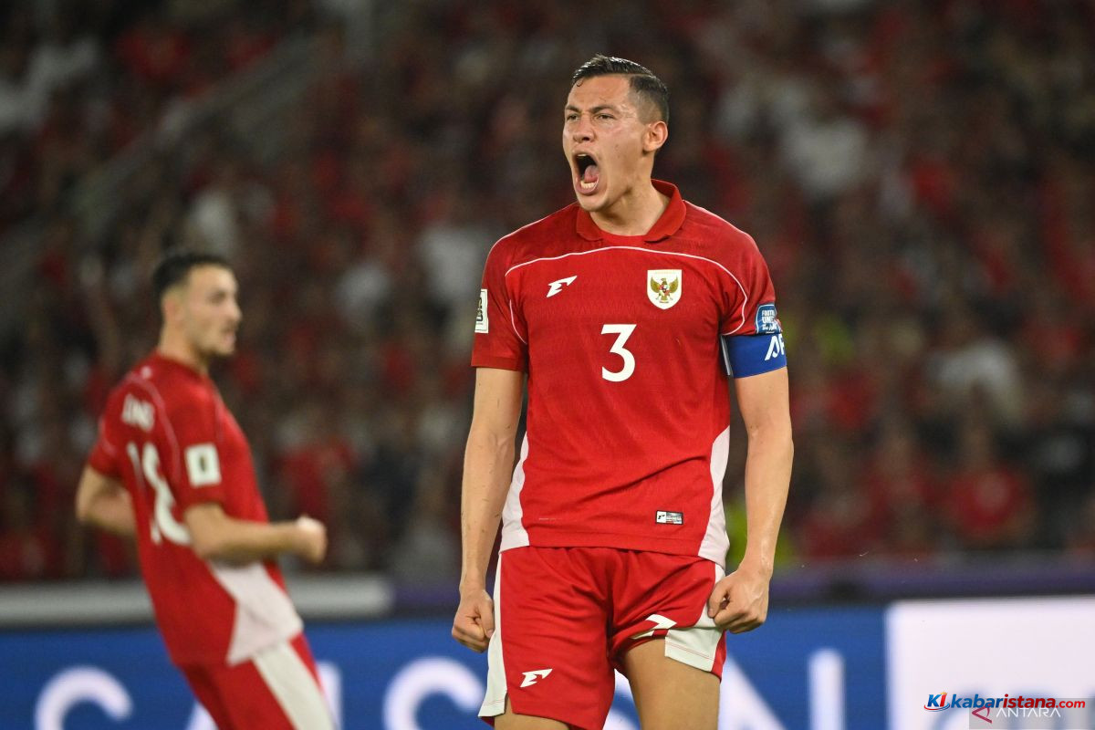 Skuad Timnas Indonesia 2026 kapten Jay Idzes memimpin pemain saat laga di Stadion Gelora Bung Karno