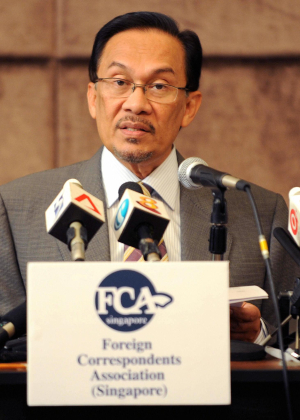 Pembunuhan Ali Khamenei memicu kecaman Perdana Menteri Malaysia Anwar Ibrahim