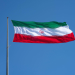 pemimpin tertinggi iran baru latar bendera iran berkibar