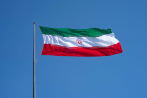 pemimpin tertinggi iran baru latar bendera iran berkibar