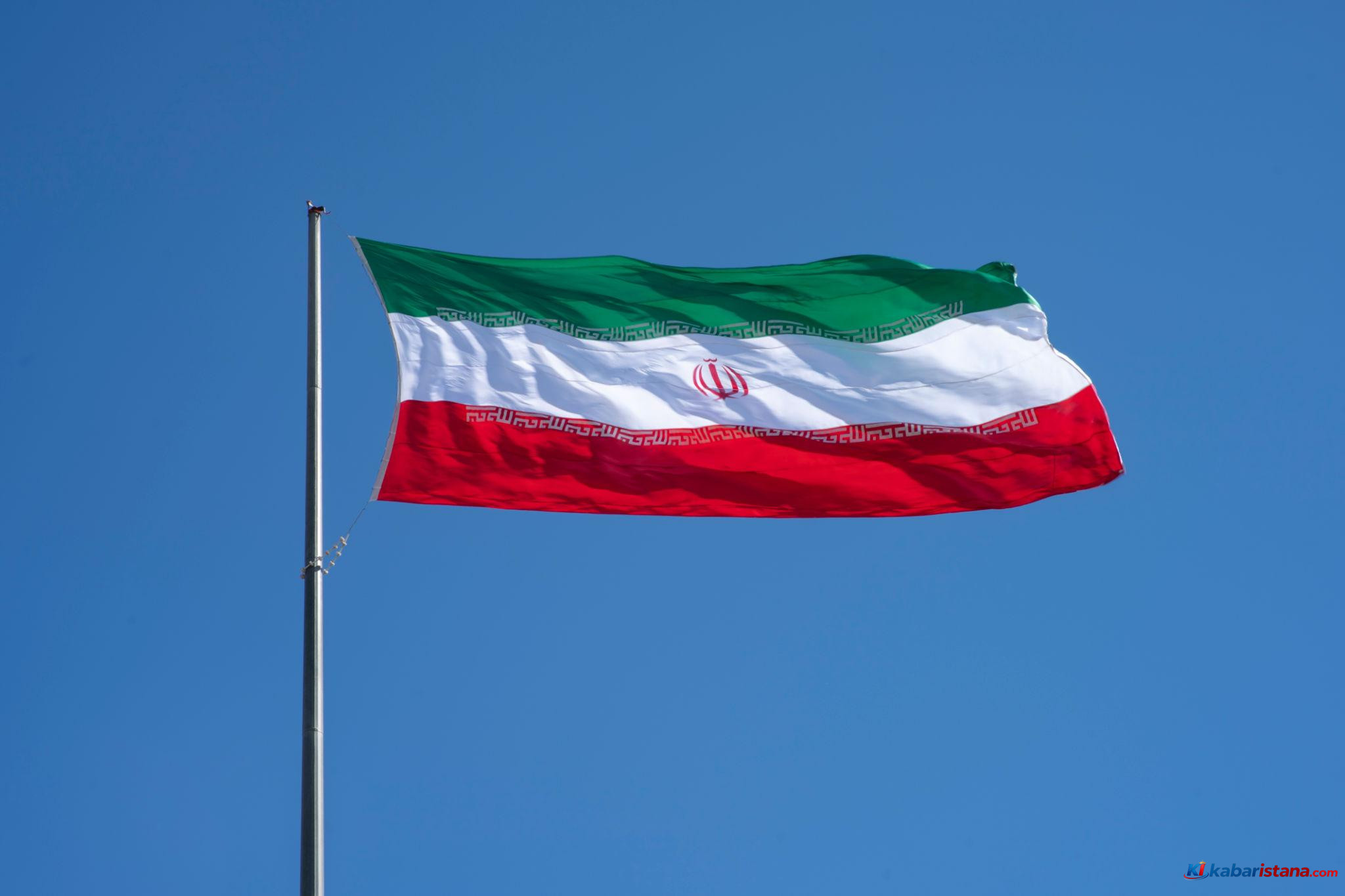 pemimpin tertinggi iran baru latar bendera iran berkibar