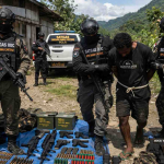 Petugas Satgas ODC mengamankan tersangka jaringan senjata KKB Papua di wilayah Papua