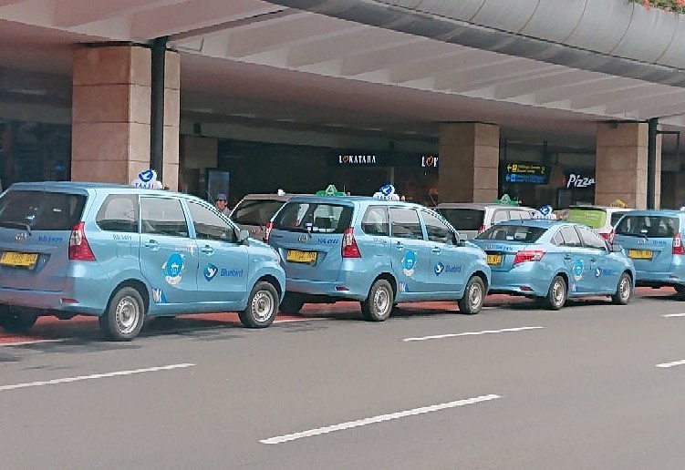 kinerja Bluebird 2025 armada taksi di area penjemputan penumpang