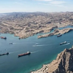 Selat Hormuz dibuka Iran terlihat dari udara dengan kapal tanker melintas di jalur distribusi energi global