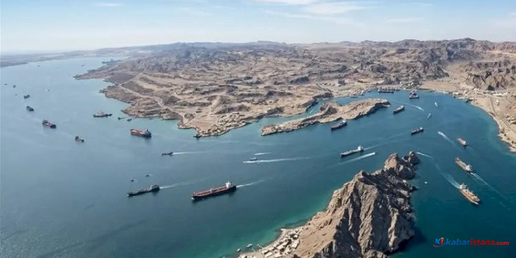 Selat Hormuz dibuka Iran terlihat dari udara dengan kapal tanker melintas di jalur distribusi energi global
