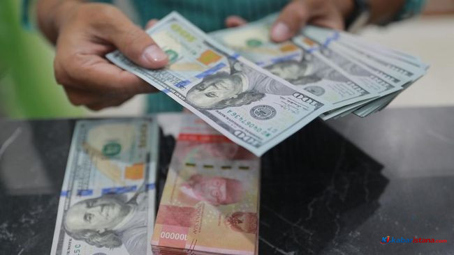 rupiah melemah dolar AS di pasar valuta asing Jakarta