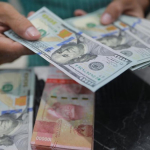 nilai tukar rupiah melemah mendekati Rp17.000 per dolar AS