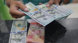 nilai tukar rupiah melemah mendekati Rp17.000 per dolar AS