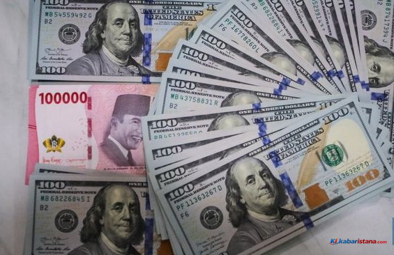 kurs rupiah hari ini terlihat dari perbandingan uang dolar AS dan rupiah