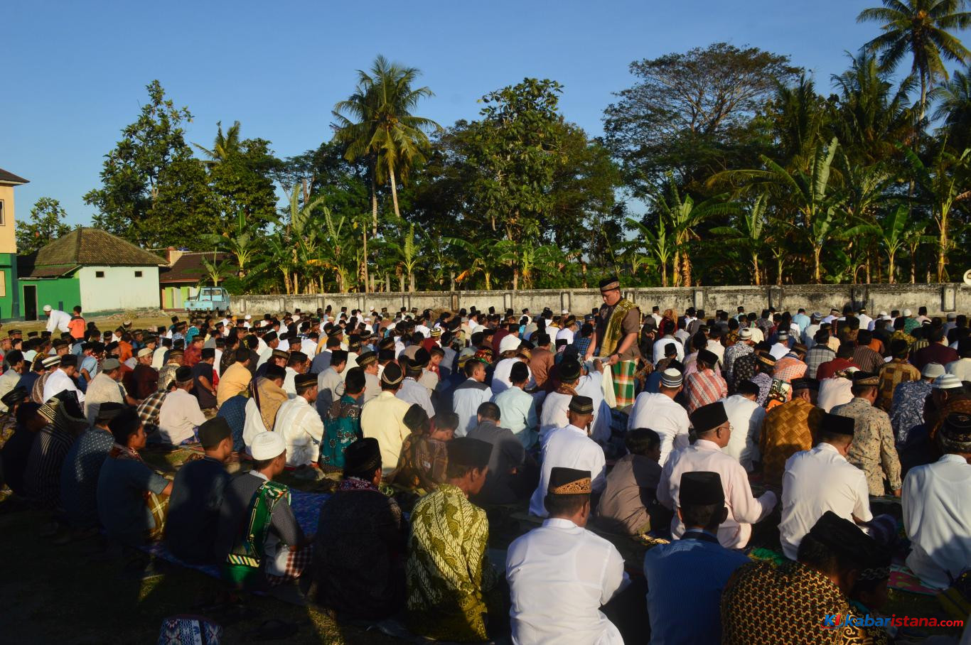 lebaran beda hari di indonesia suasana salat idul fitri berjamaah