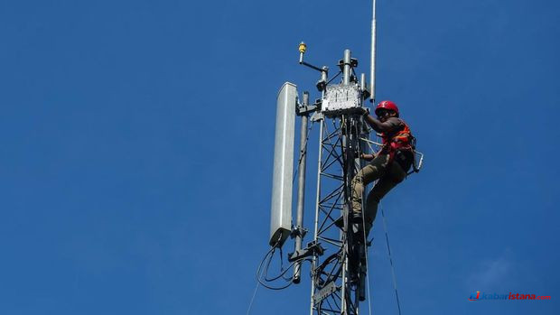 Pemasangan menara BTS guna memperkuat jaringan internet untuk kebijakan WFH nasional