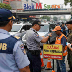 petugas menertibkan parkir liar Blok M di area Blok M Square Jakarta