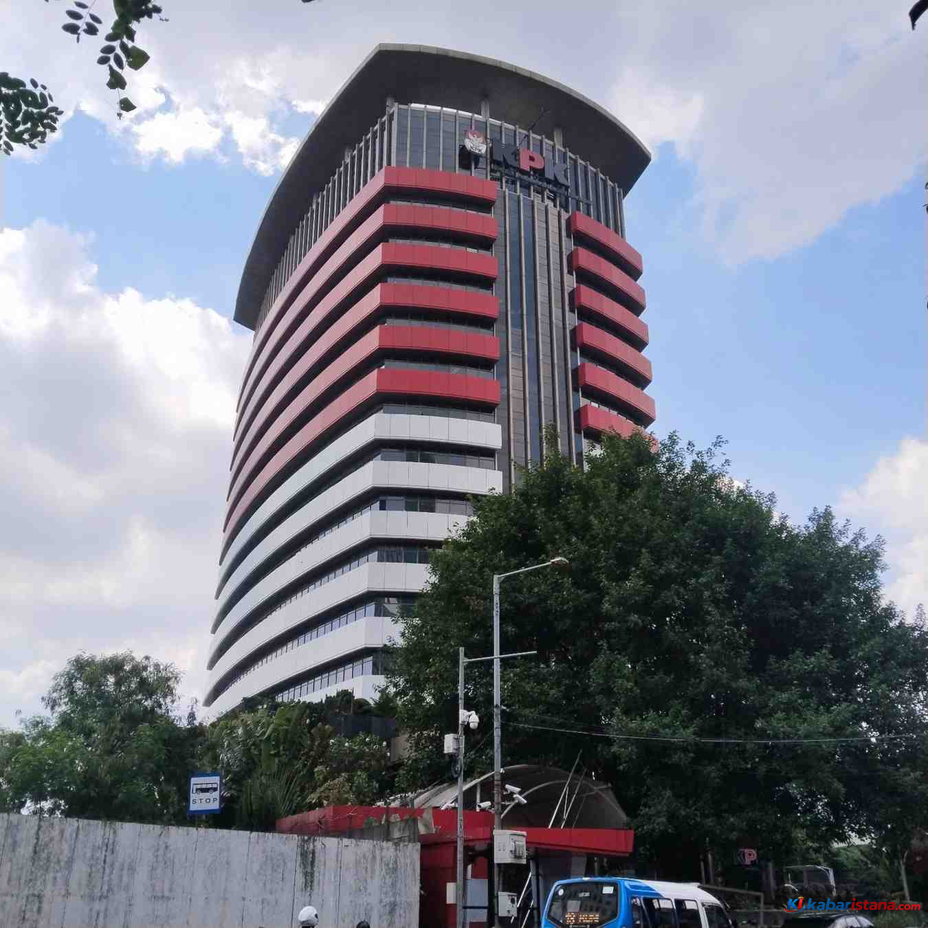 Gedung KPK saat pengusutan kasus pemerasan jabatan perangkat desa di Pati