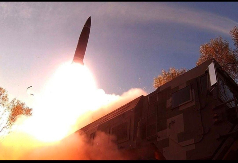 rudal korut tandan saat peluncuran uji coba militer Korea Utara