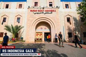 spanduk Israel Gaza di RS Indonesia terlihat pada bangunan rumah sakit